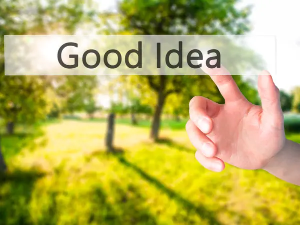 Goed idee-hand het indrukken van een knop op wazig achtergrond concept — Stockfoto