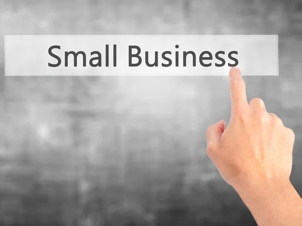 Small Business-met de hand een knop op onscherpe achtergrond samendrukken — Stockfoto