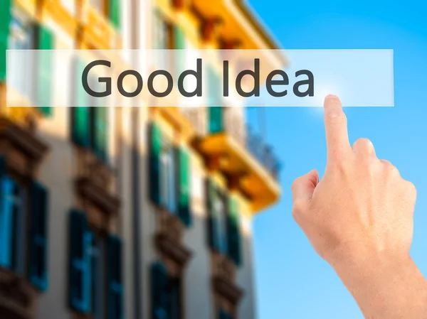 Goed idee-hand het indrukken van een knop op wazig achtergrond concept — Stockfoto