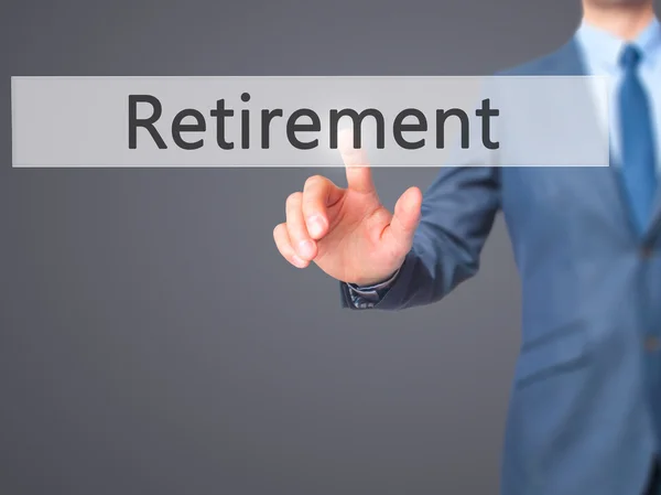 Συνταξιοδότηση-επιχειρηματίας χέρι πάτημα κουμπιού στην οθόνη αφής στο — Φωτογραφία Αρχείου