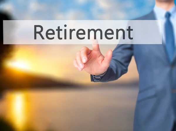 Выход на пенсию - предприниматель вручную нажав на кнопку на сенсорном экране в — стоковое фото