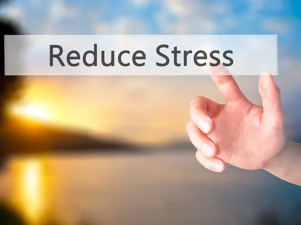 Stress reduzieren - Hand auf Knopfdruck auf verschwommenem Hintergrund — Stockfoto