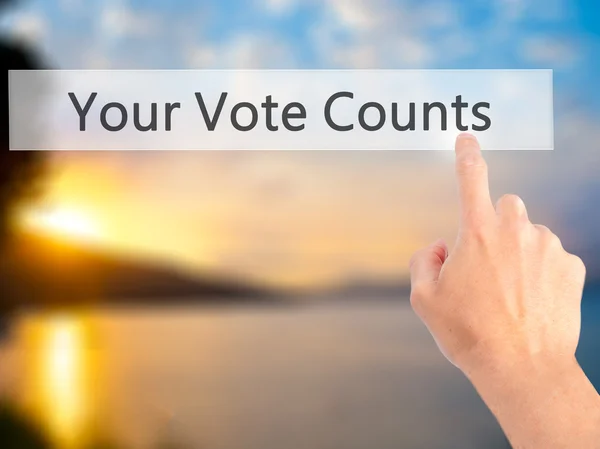 O seu voto conta - Mão pressionando um botão no fundo embaçado — Fotografia de Stock