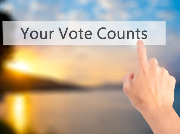 Su voto cuenta - Mano presionando un botón sobre un fondo borroso — Foto de Stock