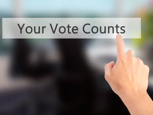 Ваш рахунок голосування - Рука, яка натискає кнопку на розмитому тлі — стокове фото