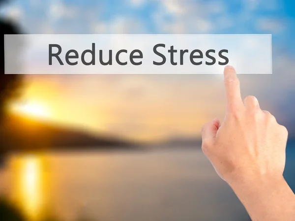 Stress reduzieren - Hand auf Knopfdruck auf verschwommenem Hintergrund — Stockfoto