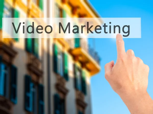Video Marketing - Mano presionando un botón sobre fondo borroso c — Foto de Stock