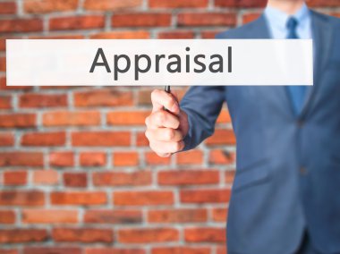 Değerleme - işaret gösteren iş adamı