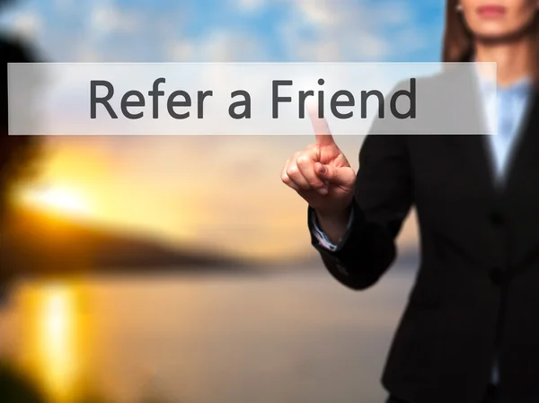 Refer a Friend - Femme d'affaires appuyant sur des boutons modernes sur un vir — Photo