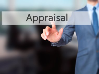 Değerleme - işadamı tıklatın sanal dokunmatik ekran.