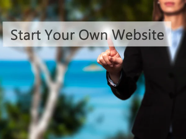 Starta din egen hemsida - affärskvinna som att trycka på moderna knappar — Stockfoto