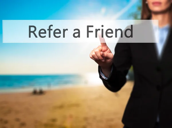 Refer a Friend - Femme d'affaires appuyant sur des boutons modernes sur un vir — Photo