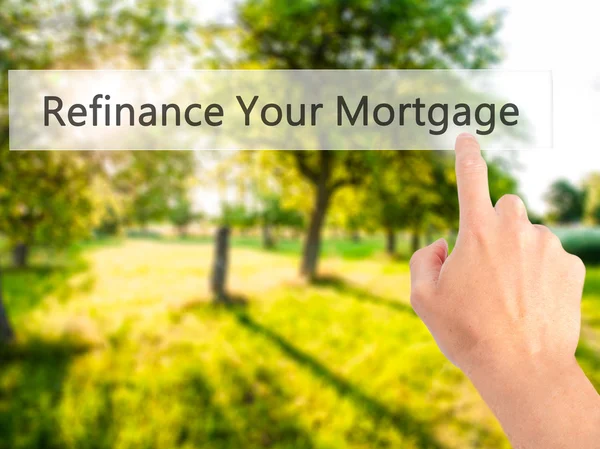 Refinansować kredyt hipoteczny - bizneswoman ręcznie naciskając przycisk na — Zdjęcie stockowe