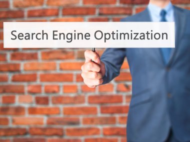 Arama Motoru Optimizasyonu - işaret gösteren iş adamı