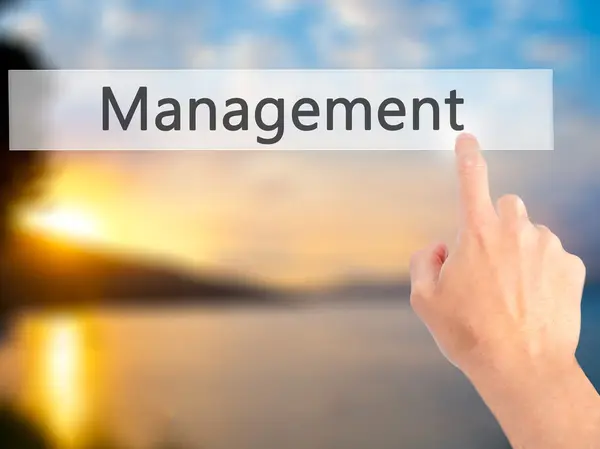 Management - Hand att trycka på en knapp på suddig bakgrund begreppsmässigt — Stockfoto