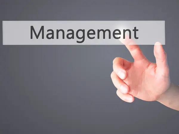 Management - Druck von Hand auf eine Taste bei verschwommenem Hintergrundbild — Stockfoto