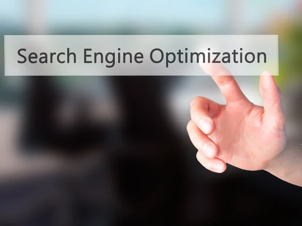 Optimización del motor de búsqueda - Mano presionando un botón en borrosa b — Foto de Stock