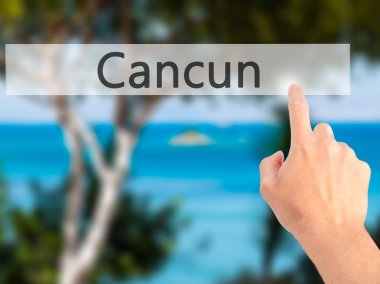 Cancun - arka plan bulanık kavramı üzerinde bir düğmeye basarak el