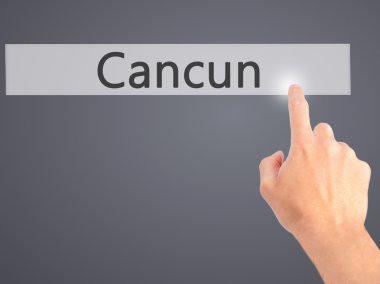 Cancun - arka plan bulanık kavramı üzerinde bir düğmeye basarak el
