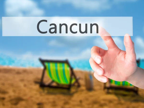 Cancun - ręcznie naciskając przycisk na koncepcji niewyraźne tło — Zdjęcie stockowe