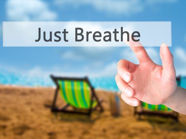 Sadece nefes - arka plan bulanık konsantrasyon üzerinde bir düğmeye basarak el