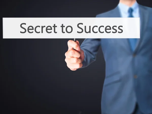 Секрет успеха - Знак, держащий руку бизнесмена — стоковое фото