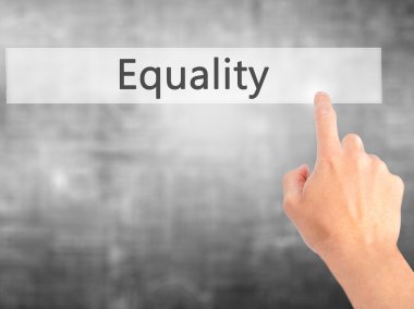 Eşitlik - Bulanık arka plan konseptinde düğmeye basarak el 