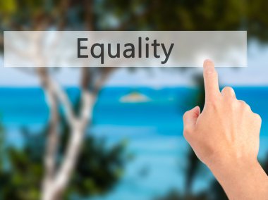 Eşitlik - Bulanık arka plan konseptinde düğmeye basarak el 