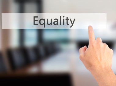 Eşitlik - Bulanık arka plan konseptinde düğmeye basarak el 