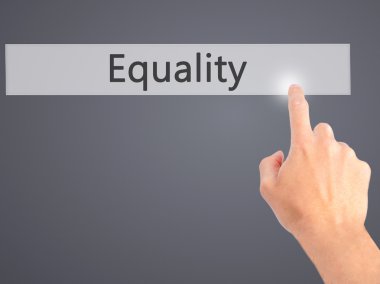 Eşitlik - Bulanık arka plan konseptinde düğmeye basarak el 