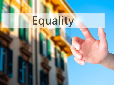 Eşitlik - Bulanık arka plan konseptinde düğmeye basarak el 