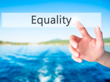 Eşitlik - Bulanık arka plan konseptinde düğmeye basarak el 