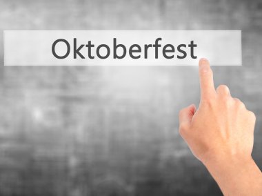 Oktoberfest - arka plan bulanık conce üzerinde bir düğmeye basarak el