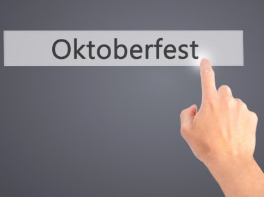 Oktoberfest - arka plan bulanık conce üzerinde bir düğmeye basarak el