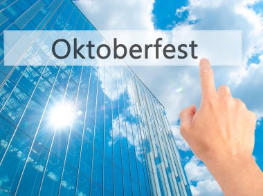 Oktoberfest - arka plan bulanık conce üzerinde bir düğmeye basarak el