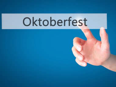 Oktoberfest - arka plan bulanık conce üzerinde bir düğmeye basarak el