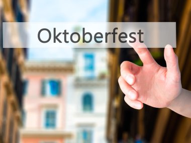 Oktoberfest - arka plan bulanık conce üzerinde bir düğmeye basarak el