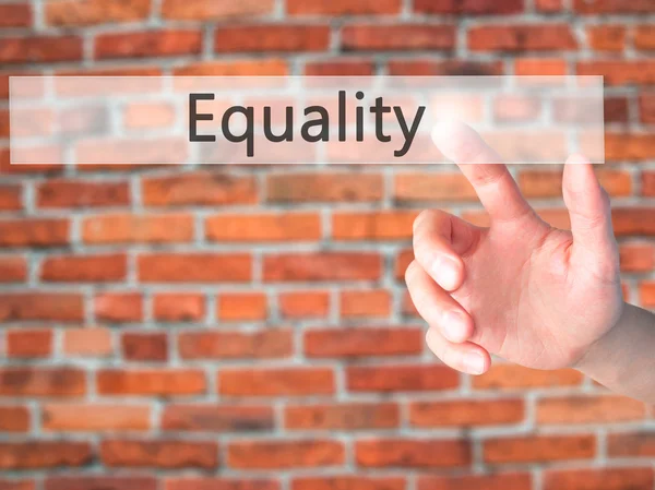 Igualdad - Mano presionando un botón sobre el concepto de fondo borroso — Foto de Stock