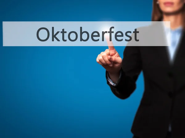 Oktoberfest-žena lisováním moderních tlačítek na virtuu — Stock fotografie