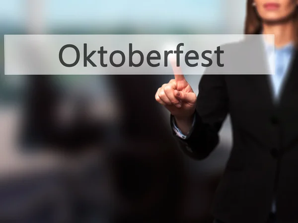 Oktoberfest - Mulher de negócios que aperta botões modernos em uma virtua — Fotografia de Stock