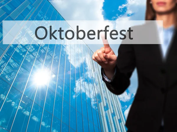 Oktoberfest - Mulher de negócios que aperta botões modernos em uma virtua — Fotografia de Stock