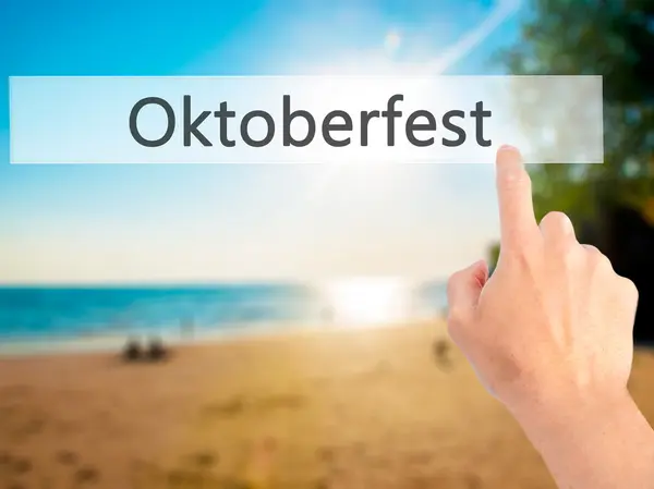 Oktoberfest - Mano presionando un botón sobre el cono de fondo borroso — Foto de Stock