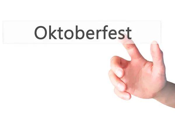 Oktoberfest - Appuyer à la main sur un bouton sur fond flou conce — Photo