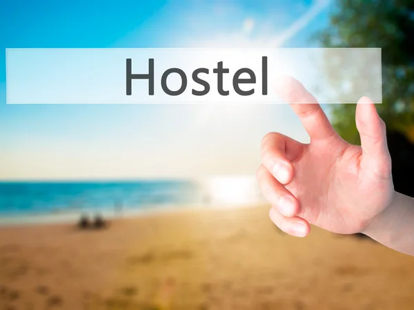 Hostel - Hand auf Knopfdruck auf verschwommenes Hintergrundkonzept — Stockfoto