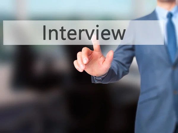 Intervju-affärsman Klicka på Virtual touchscreen. — Stockfoto