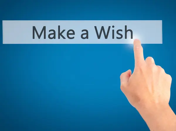 Hacer un deseo - Mano presionando un botón en el cono de fondo borroso — Foto de Stock