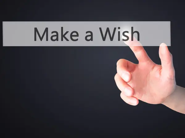 Hacer un deseo - Mano presionando un botón en el cono de fondo borroso — Foto de Stock