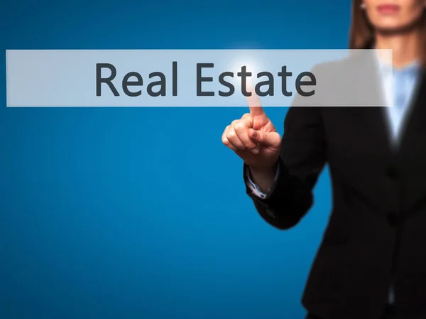 Real Estate - Forretningskvinne som trykker på moderne knapper på en dyd – stockfoto