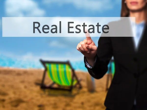 Real Estate-zakenvrouw het indrukken van moderne knoppen op een Virtua — Stockfoto
