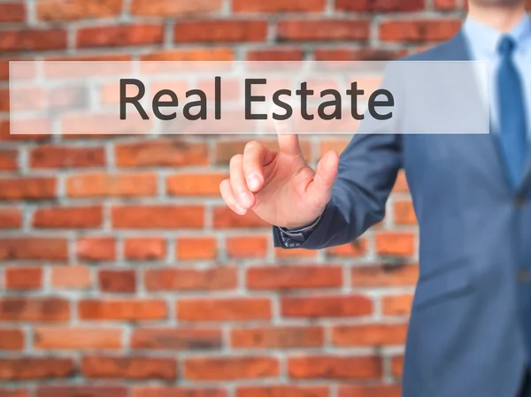 Immobilien - Geschäftsmann klickt auf virtuellen Touchscreen. — Stockfoto
